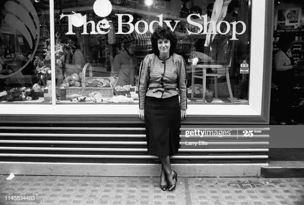 Photo d'Anita Roddick, fondatrice The Body Shop, devant une de ses boutiques en 1984
